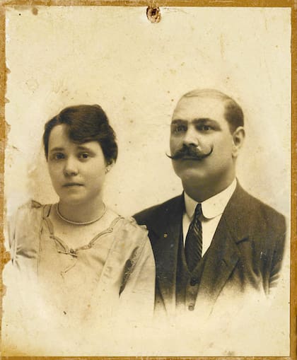 Beabel en su foto matrimonial con Luis Carlos Bincaz en 1915.