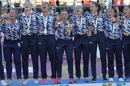 11. BEACH HANDBALL Las Kamikazes, el seleccionado femenino conducido por Leticia Brunati