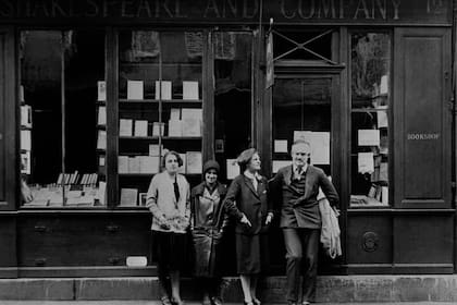 Sylvia Beach, editora y escritora norteamericana y Ernest Hemingway, cuando París era una fiesta