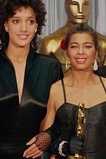 Beals junto a la cantante Irene Cara en la entrega de los Premios Oscar de 1984, en la que "What A Feeling" ganó como mejor canción original (Foto: Instagram @thejenniferbeals)