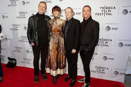 Beals y su exmarido Alexandre Rockwell (Izq.), junto a Steve Buscemi y Matt Grady, en la exhibición de la copia restaurada de Hay una película en mi sopa, en el Festival de Cine de Tribeca de 2018