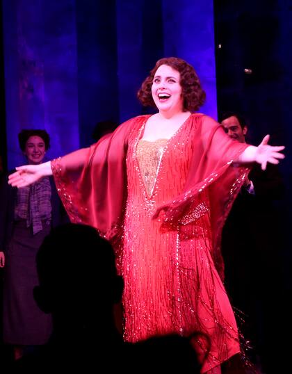 Beanie Feldstein en una de las primeras funciones de la renovada versión de Funny Girl en Broadway