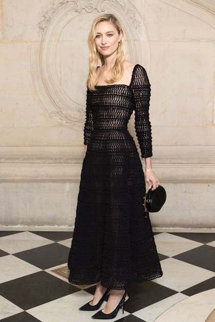 Beatrice Borromeo –casada con Pierre Casiraghi y nuera de Carolina de Mónaco– lució un vestido de malla trenzada sobre un fondo nude, muy sofisticado, que es un homenaje a la silueta New Look creada por Christian Dior. Complementó con stilettos sin talón J’adior y cartera Camera. Todo, by Dior.