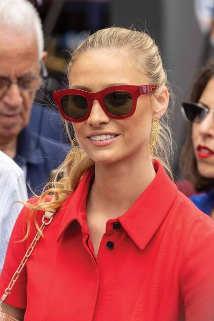 Beatrice Borromeo completó su look con anteojos L.G.R y pendientes de Buccellati.