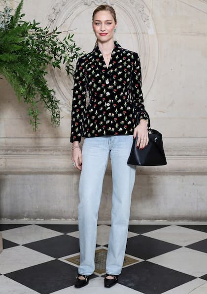 Beatrice Borromeo, en el primer desfile de Alta Costura de Jonathan Anderson al frente de Dior. La mujer de Pierre Casiraghi, hijo de Carolina de Mónaco, apostó a un look casual