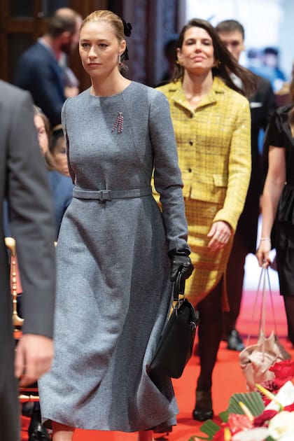 Beatrice Borromeo en la catedral de Mónaco, con un vestido Dior de lana, hecho a medida. La mujer de Pierre fue mamá por tercera vez el 13 de octubre pasado. Atrás, Charlotte, con el conjunto amarillo de Chanel cuya elección fue una sorpresa, ya que no es un color habitual en el guardarropa de la hija de Carolina