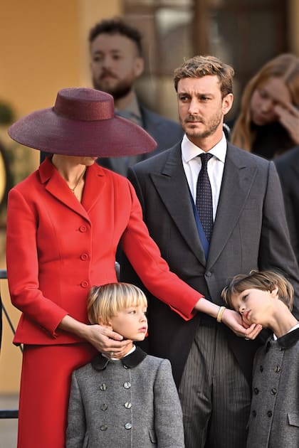 Beatrice Borromeo fue una de las más elegantes. La mujer de Pierre Casiraghi lució una chaqueta de acabado peplum con solapas y botonadura central y falda tubo de largo midi de Dior.
