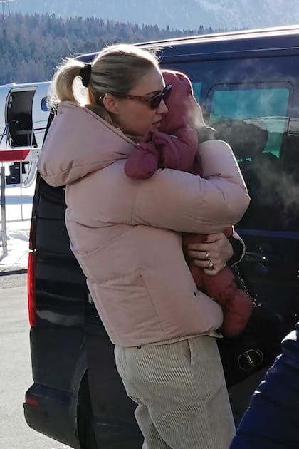 Beatrice Borromeo chega de Saint-Maur segurando Bianca, seu bebê de dois meses (ao fundo, o jato particular em que viajavam)