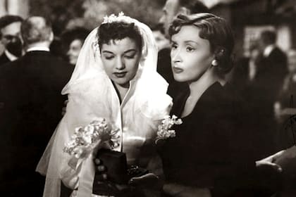 Beatriz Taibo junto a Tita Merello, en el film Para vestir santos (1955)