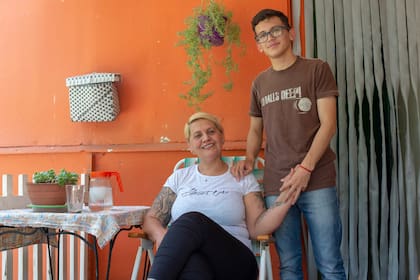 Beatriz Amarilla (43 años) en la puerta de la casa que comparte con sus hijos Leandro (17 años), Carla (20 años) y Maxi (23)