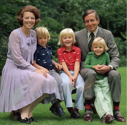 Beatriz, Claus y sus tres hijos Guillermo, Friso y Constantino.