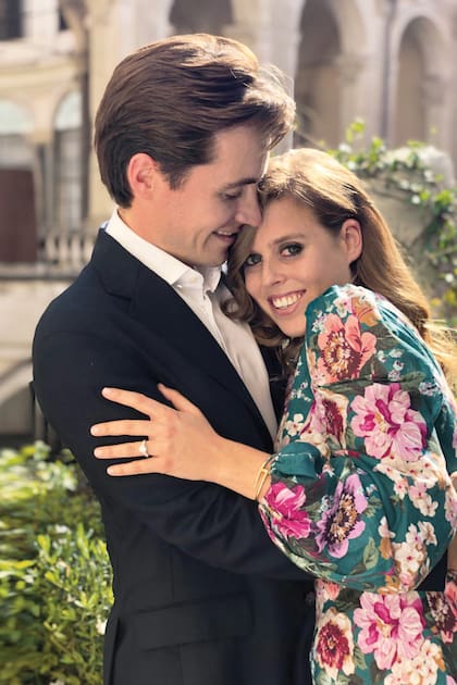 Edo le pidió casamiento en septiembre pasado, durante unas vacaciones en Capri. En diciembre celebraron con sus amigos en Chiltern Firehouse, y tras la entrevista con la BBC, el príncipe Andrés no fue de la partida.