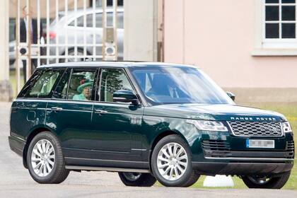 La Reina y su marido parten en una Range Rover manejada por su chofer.