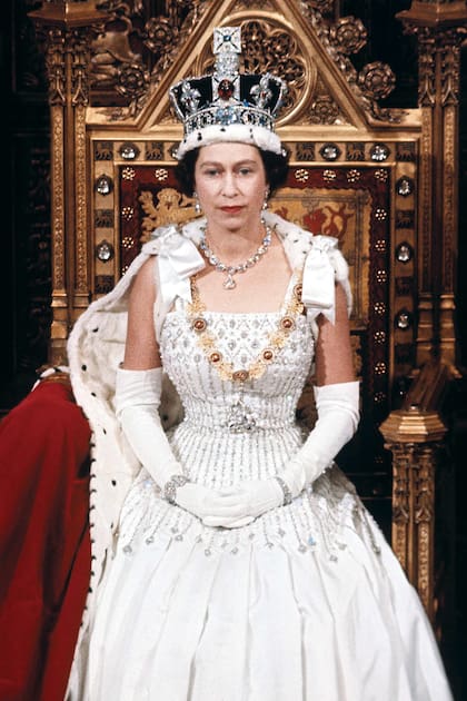 Isabel II lo estrenó en un viaje de Estado en 1961 y lo llevó en 1966 en la apertura del Parlamento 