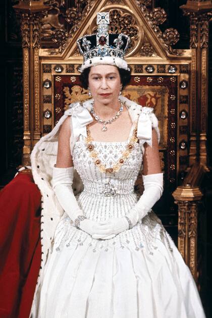 Isabel II lo estrenó en un viaje de Estado en 1961 y lo llevó en 1966 en la apertura del Parlamento
