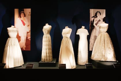 Para su día más especial, Beatriz lució un diseño de Norman Hartnell, salido del guardarropa de Isabel II