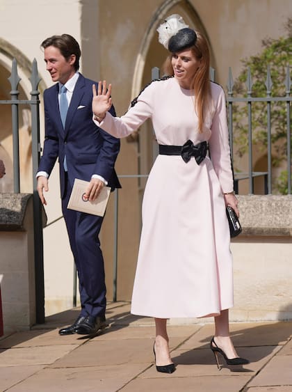 Beatriz de York (con vestido en crêpe de Emilia Wickstead y stilettos Aquazzura) y su marido, Edoardo Mapelli Mozzi.