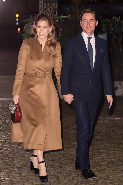 Beatriz de York junto a su marido, Edoardo Mappelli, con un elegante abrigo de The Fold London ceñido a la cintura y con escote en V.