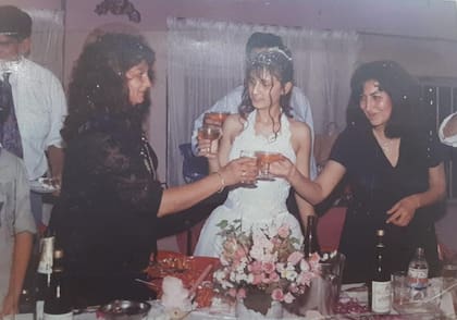 Beatriz (derecha) junto a su hermana Liliana durante el cumpleaños de 15 de su sobrina.