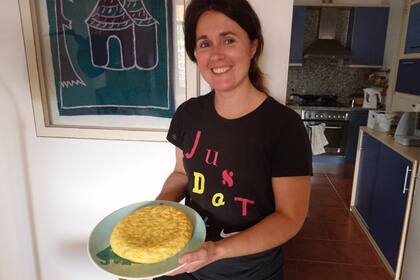 Beatriz, en su casa de Barcelona, con una tortilla recién hecha.