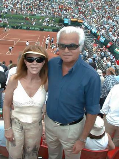 Beatriz Garófalo y Osvaldo Sabatini, mamá y papá de Gaby, durante una jornada de tenis; protectores y educados, serán muy bien recordados en el mundo de las raquetas.