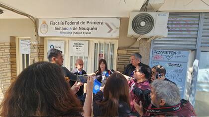Beatriz Gentile brinda una conferencia de prensa tras la denuncia contra Milei.