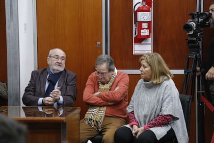 Beatriz, la mamá de Alejandro; su padre, Mario Cohn (centro) y el abogado querellante, Juan Carlos García Dietze, presentes en la audiencia