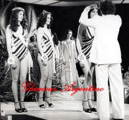 Beatriz Salomón, con el número 10 en su mano: la foto es de 1978, cuando fue elegida cuarta princesa