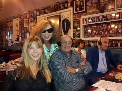 Beatriz Salomón y Adriana Brodsky, históricas actrices del clan Olmedo, junto a Chiquito Reyes y el Flaco García, otro recordado actor que trabajaba en No toca botón