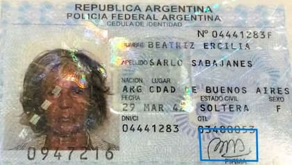 Beatriz Sarlo aparece somo "soltera" en una cédula de identidad