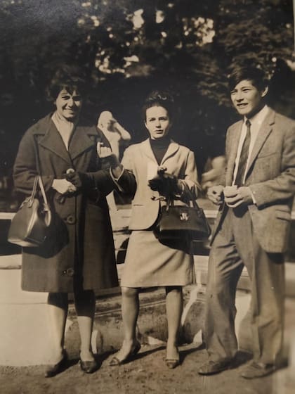 Beatriz Sarlo (en el centro) y Alberto Sato, después de casarse en el Registro Civil, con Graciela del Río, prima de Sarlo, que ofició de testigo, en 1966; la foto aparece en "No entender. Memorias de una intelectual"