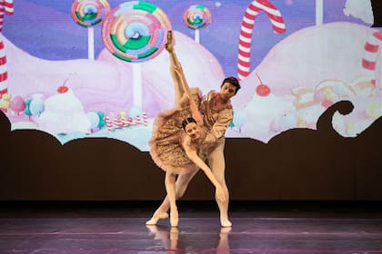 Beatriz Scheller Boos y David Gómez, en el pas de deux del Hada Confite y su Caballero, rodeados de golosinas