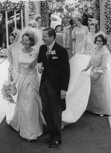 Beatriz usó un traje moderno con escote cuadrado y mangas tres cuartos, cintura ajustada y una cola de 5 metros