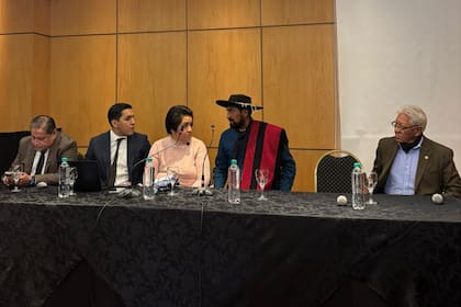 Beatriz Yapura y su esposo, Santos Clemente Vera, flanqueados por sus abogados