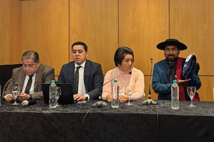 Beatriz Yapura y su esposo, Santos Clemente Vera, junto a dos de sus abogados
