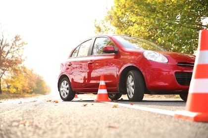 Estacionamiento. Quizás la parte más complicada del examen para obtener la licencia de conductor. Dominarlo requiere de tiempo y mucha práctica