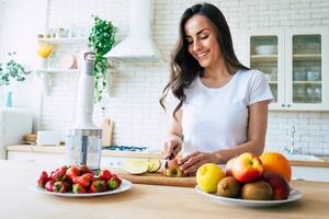 ¿La fruta en jugo sube más la glucosa que la fruta entera? Esto es lo que muestran los estudios sobre fibra y azúcar en sangre