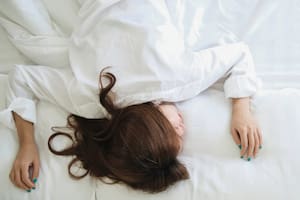 El hábito que ayuda a conciliar el sueño y por qué hay que evitar la comida picante