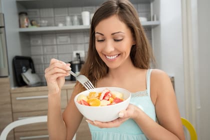 Los alimentos que contienen azúcares intrínsecos, como las frutas, las verduras y la leche, suelen ser más nutritivos que los alimentos que tienen azúcares agregados