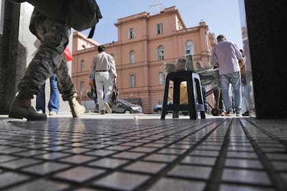 Murió una bebé de tres meses a metros de la Casa Rosada, que estaba en situación de calle y vivía en la Plaza de Mayo con sus padres. La noticia impacta luego de que ayer se conocieran los números de pobreza.