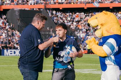 Bebe Contepomi junto al ganador de la jornada.