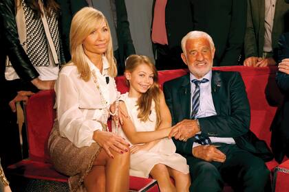 Bébel junto a su hija Stella y su segunda ex mujer, Natty Tardivel, en un programa de la televisión francesa con motivo del cumpleaños número 80 del actor.