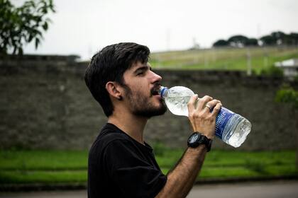 Beber agua les permite a los jugadores acelerar el proceso de recuperación muscular (Archivo)