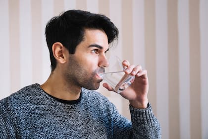Beber agua puede ser beneficioso para la salud al eliminar gran parte de sus microplásticos y nanoplásticos