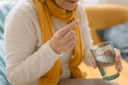 Beber alcohol y tomar un medicamento que deprime el sistema nervioso central para reducir la agitación y la estimulación puede tener efectos añadidos