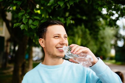 Beber entre 1.5 y 2 litros de agua al día favorece la desintoxicación natural del organismo y puede contribuir a frenar el avance de esta enfermedad silenciosa