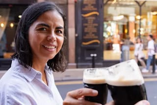 Las etiquetas en las botellas que buscan cambiar la compleja relación que tiene Irlanda con el alcohol