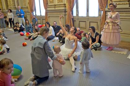 Los niños y las niñas fueron sorprendidos por la bailarina