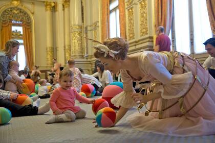 Alrededor de 25 niños con sus padres ingresaron descalzos al Salón Dorado