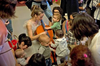 Los niños y niñas se abalanzaron sobre el instrumento de su tamaño y bailaron a lo largo de la alfombra, mientras la orquesta entonaba El Carnaval de los animales, de Camille Saint-Saëns